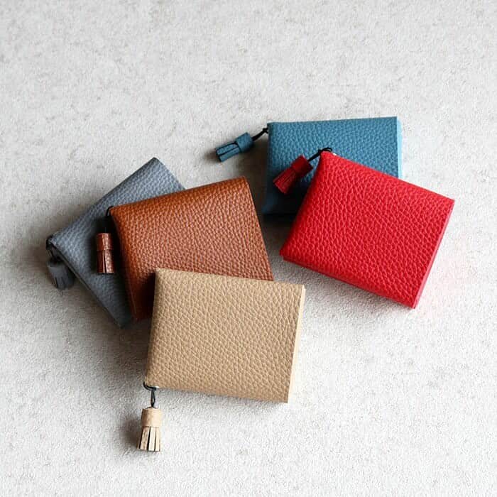 THREE A【スリーアッシュ】さんのインスタグラム写真 - (THREE A【スリーアッシュ】Instagram)「・ ・ 新作 ・ ・ 二つ折りのミニ財布登場💁🏼‍♀️✨ ・ ・ 普段長財布という方にも、ミニマムバッグが流行りの今だからこそおススメしたいアイテム♡ ・ ・ ☑︎w0008/カラバリ5色二つ折り小銭入れ付きミニ財布 ¥2,139 ・ ・ 楽天お買い物マラソン開催中🏃✨ THREE A 全商品500円OFF‼️ ※一部除外品あり ・ ・ まとめ買いクーポンも発行しておりますので、クーポンゲットでお得にお買い物をお楽しみ下さい*ʚ♡ɞ* 8/2 fri 20:00 〜 8/9 fri 9:59 ・ ・ クーポン取得はプロフィールURLから！ ・ ・ ・ ◎商品等のお問い合わせには丁寧にご対応させて頂きたい為、下記メールアドレスへご連絡お願い致します✉️ three-ash@shop.rakuten.co.jp ・ ・ #財布#ミニ財布#wallet#silver#silver925#シルバー925 #three_a #3A #スリーアッシュ#アクセサリー」8月5日 22時47分 - three_a_3a