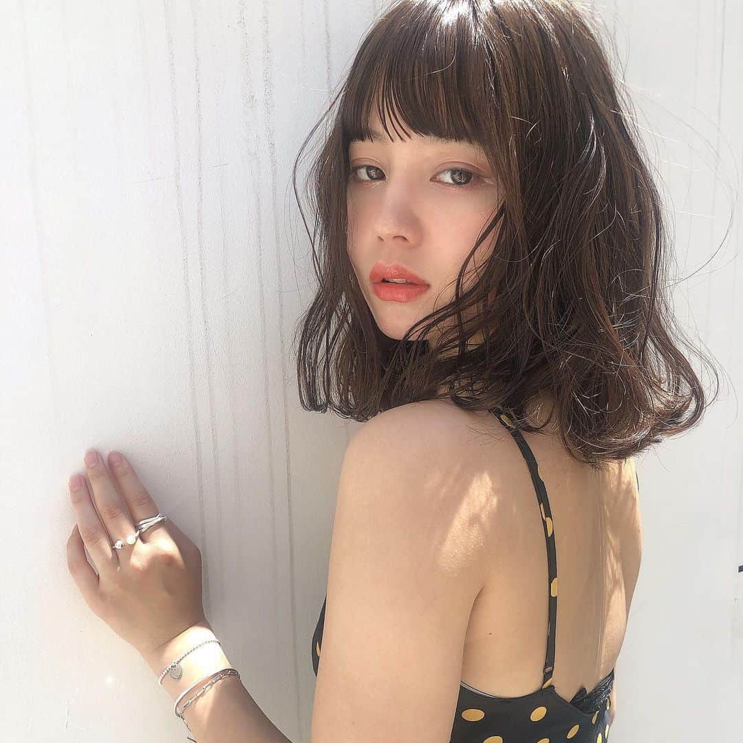 飛田彩さんのインスタグラム写真 - (飛田彩Instagram)「ラインロブ×オリーブグレージュ×ハイライト🍀🍀 お客様の骨格に合わせてカットしています🥳  今月はご予約が大変混んでいますので早めのご予約お待ちしています！  取れない場合は 1回来たことあるお客様はDMを頂ければ取れる場合がある為ご連絡下さい💗  #hair#ハイライト#オリーブグレージュ#ラインロブ」8月5日 22時48分 - tobiayatobi
