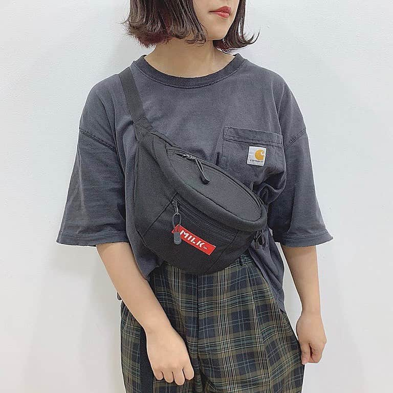 古着女子さんのインスタグラム写真 - (古着女子Instagram)「＼チェックパンツコーデ／﻿﻿  ネイビーのTシャツとチェックパンツを合わせたコーデ💓  オーバーサイズのTシャツが二の腕を隠してれます✨  シンプルなTシャツにはチェック柄のボトムスを合わせて遊んでみましょう🌷  小物は黒でまとめるとコーデの邪魔になりません🙆‍♀️ ﻿﻿ ﻿﻿ 🏡古着女子がプロデュースする古着ショップを紹介🏡﻿﻿﻿ ・9090ナインティナインティ @9090s_ 👖👟﻿﻿﻿ ・ひとくち ﻿ @o0_hitokuchi_ 🐻🍯﻿﻿ ﻿﻿﻿ ﻿﻿﻿ 🌼公式LINE@→@furuzyo で検索🌼﻿﻿﻿ LINE@だけのお知らせや古着の疑問にも答えます！﻿﻿﻿ ﻿﻿﻿ ﻿﻿﻿ 古着を素敵に着こなしてる女性の方をRepostでご紹介させていただきます🐒写真は全てご本人様に【掲載許諾】をとっております💓﻿﻿﻿ ﻿﻿﻿ ﻿﻿﻿ @taroumaru__ さんありがとうございました☺️ ﻿﻿﻿﻿ #フルジョ #古着 #古着女子 #今日のコーデ #お洒落さんと繋がりたい #コーデ #古着コーデ #きょコ #ファッションコーデ #古着男子 #着回しコーデ #服好きな人と繋がりたい #古着好きと繋がりたい #ゆるコーデ #ガーリーコーデ #ガーリー #レディース古着 #スニーカー女子 #着画 #古着mix #古着好き #韓国コーデ #メンズライク #古着ファッション ﻿#ポロシャツ #チノパン #アースカラー #メンズライク」8月5日 22時50分 - furuzyo