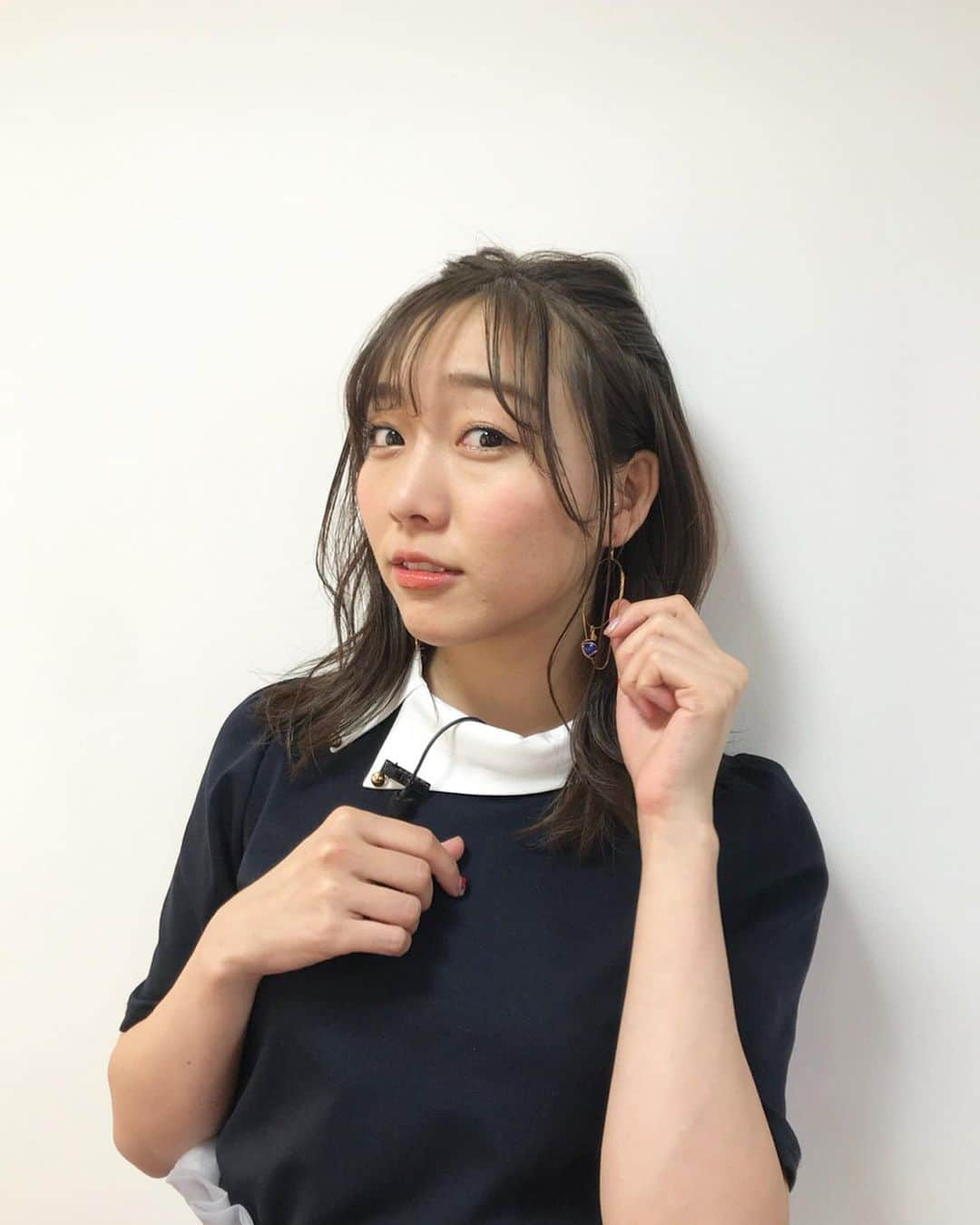 須田亜香里さんのインスタグラム写真 - (須田亜香里Instagram)「8月5日(月) Abema TV 【 #ブステレビ】 ブステレビに出るからこそ、精一杯可愛く見えるようにメイクさんとスタイリストさんに頑張っていただきました💕 大好きな高田秋ちゃんと共演できて嬉しかったー！ すれ違いで相方のかおたんにも会えたよ。 でも名札雑だった、笑った😂 https://gxyt4.app.goo.gl/4q2CL」8月5日 22時50分 - akarisuda