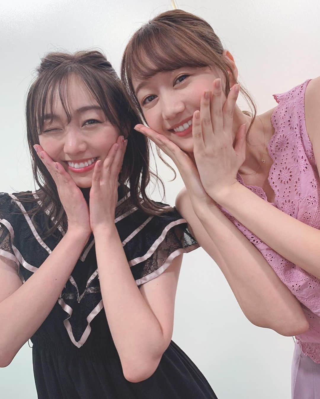 須田亜香里さんのインスタグラム写真 - (須田亜香里Instagram)「8月5日(月) Abema TV 【 #ブステレビ】 ブステレビに出るからこそ、精一杯可愛く見えるようにメイクさんとスタイリストさんに頑張っていただきました💕 大好きな高田秋ちゃんと共演できて嬉しかったー！ すれ違いで相方のかおたんにも会えたよ。 でも名札雑だった、笑った😂 https://gxyt4.app.goo.gl/4q2CL」8月5日 22時50分 - akarisuda