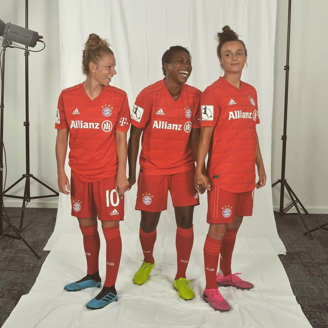 Lina Magullさんのインスタグラム写真 - (Lina MagullInstagram)「Lekker met de meiden to Toulouse 👱🏻‍♀️👩🏿👧🏽 #fcbayern #team #tournement #toulouse #love #respect #welovetolaugh #lekker」8月5日 22時51分 - linamagull