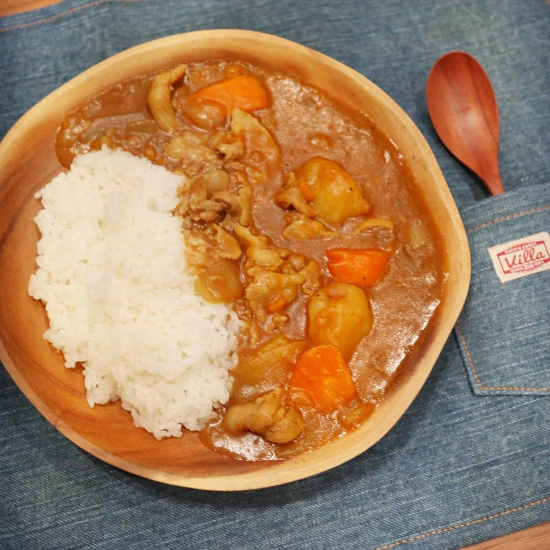 下田奈奈さんのインスタグラム写真 - (下田奈奈Instagram)「*﻿ 『キャンプ気分な最強カレーライス🍛』﻿ ﻿ ﻿ カレーは大好きでこれまで色々なレシピに挑戦🙌﻿ ﻿ staub鍋で作る無水カレーや、だしを入れた蕎麦屋風のカレー、スパイスから作ったカレー、ブレンダーで野菜をルーに溶かしたカレー‥‥ etc﻿ ﻿ ﻿ そんな中、先日何気なく作った簡単なカレーが個人的にはこれまでのどのカレーよりも美味しい過去最高の力作になりました🥄💕﻿ ﻿ ﻿ とっても簡単で普通なんですが、思わず自画自賛してしまったほど感動的に美味しいです！イメージ的にはキャンプの日に食べるようなカレーです🍛🌿﻿ ﻿ ﻿ 自分の記録用にもレシピ載せますね✍️﻿ ﻿ ﻿ 🔖キャンプ気分なカレーライス﻿ ﻿ ~~~~~~材料~~~~~~﻿ 豚バラ肉 250〜300g﻿ じゃがいも 2個﻿ にんじん 半分﻿ 玉ねぎ 2個﻿ お好きなカレールー(6皿分程度)﻿ お水 カレールーの表記通り﻿ 塩コショウ 少々﻿ はちみつ 大さじ1弱﻿ ガラムマサラ 大さじ1程度﻿ ~~~~~~~~~~~~~~~﻿ ﻿ ~~~~~作り方~~~~~~﻿ ①豚バラとじゃがいもを一口大にカット。じゃがいもはお水に浸けておく﻿ ②玉ねぎとにんじんは2/3量は一口大にカットし、残りの1/3量はみじん切りにする﻿ ③鍋に油を入れずに豚バラ肉を入れて炒める。塩胡椒を少々まぶし、一度鍋から取り出す。﻿ ④③のお肉の油を利用して玉ねぎとにんじんのみじん切りから3分程度炒める。その後一口大の玉ねぎとにんじんも追加してさらに5分程度炒める。後半にじゃがいもも投入して1分程度炒める。油が足りなければ途中でオリーブオイルを足す。胡椒を少々振る。﻿ ⑤お肉を鍋に戻して、お水850mlを入れて沸騰させる。沸騰したらアクを取る。ハチミツを大さじ1程度入れて20分ほど蓋をして中火で煮込む。﻿ ⑥火を止めてカレールーを入れて溶かし、10分ほど焦がさないように弱火でかき混ぜながら煮込む。﻿ ⑦最後に仕上げでガラムマサラを大さじ1程度いれて完成。﻿ ~~~~~~~~~~~~~~~﻿ ﻿ ﻿ 市販のカレールーを普通に使うしすっごくシンプルなレシピなんですが、とにかく美味しかった😭💓﻿ ﻿ みじん切りにした野菜とはちみつの隠し味と豚バラの油でいい感じにまろやかで甘みが…🤤﻿ ﻿ でも最後の仕上げでガラムマサラを入れてるのでしっかりスパイス感も出て最高なバランスでした🌻﻿ ﻿ ﻿ 美味しすぎてお代わりしてまるまる2皿分くらい食べちゃいました🐷🍛﻿ ﻿ ﻿ ﻿ これ、実際にキャンプ場でも作りたい🏕﻿ ﻿ ﻿ ﻿ #カレーライス #カレー #手作りカレー #手作りカレーライス #カレーの隠し味 #カレーライスの日 #おうちごはん #おうちご飯 #お家ご飯 #お家ごはん #簡単レシピ #時短レシピ #レシピ記録 #レシピ記録用 #クッキングラム #デリスタグラム #デリスタグラマー #カレーレシピ #カレーライスレシピ #ガラムマサラ #キャンプ飯 #キャンプカレー #キャンプ風カレー #料理レシピ #奈奈メシ ﻿ ﻿ ﻿」8月5日 23時00分 - shimodanana