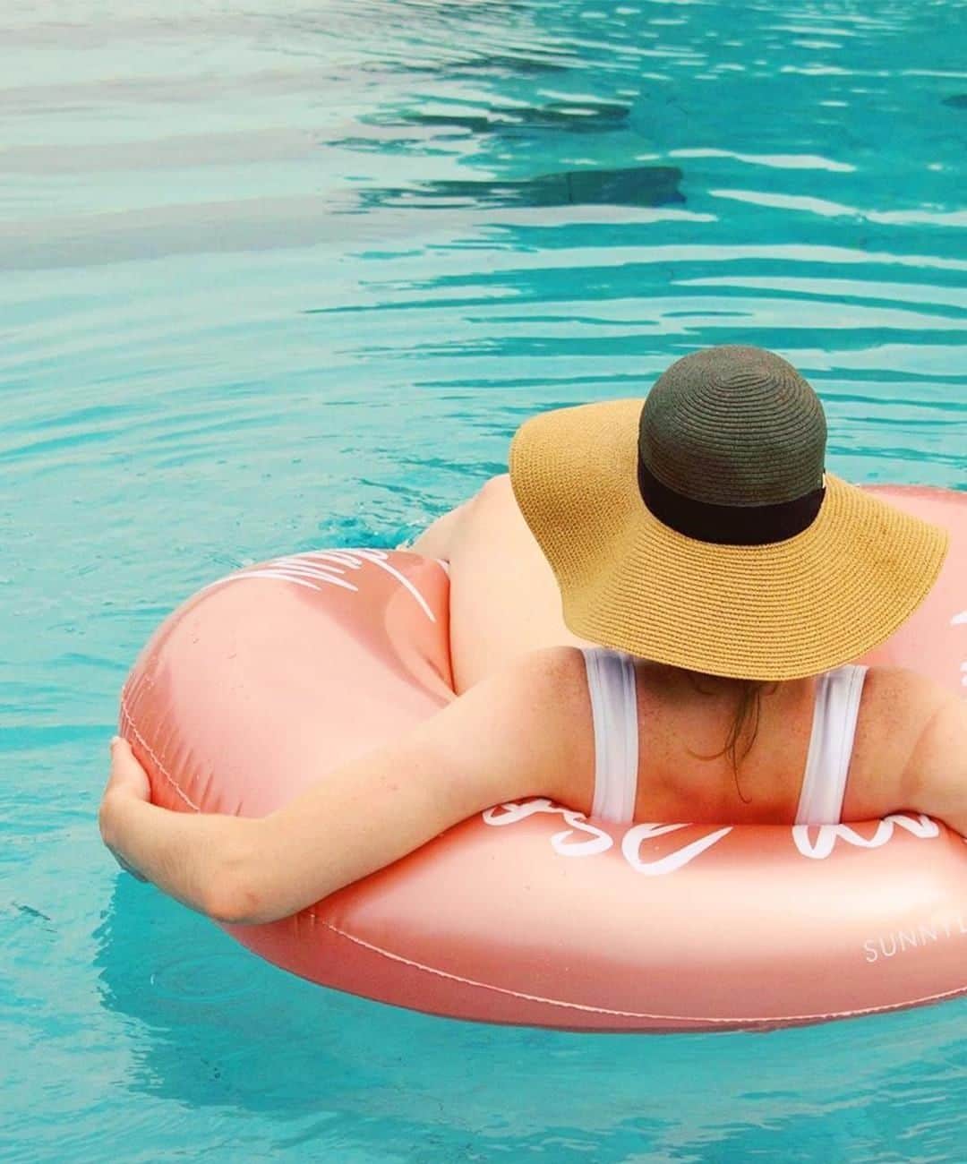 アクセサライズのインスタグラム：「Beating the mid-afternoon Monday blues by day dreaming about pool days in our Chic Braid floppy hat (6912409700) ... 💦👙 📷: @abigailrose36 Tap the link in our bio to shop. #Accessorize #Accessorizer」