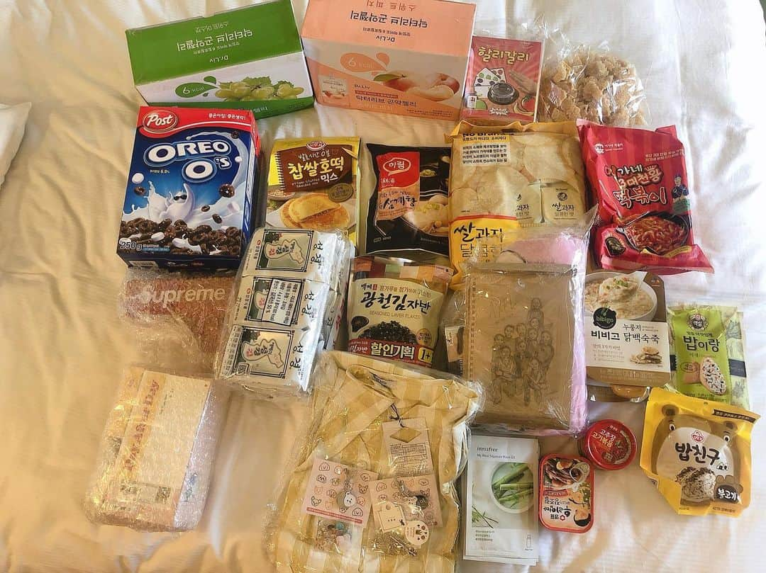 パク・ソヨンさんのインスタグラム写真 - (パク・ソヨンInstagram)「한국에서 보내주신 물품들✨🇰🇷🛫🇨🇦 맛있게 잘 먹을게요😭너무 감사합니다🥰❣️ #한국에서#비행기#타고#온#물품들#월요일#아침부터#감동#이번주도#화이팅!#한국음식#그리웠어ㅜ」8月5日 22時54分 - f.skater_soyoun