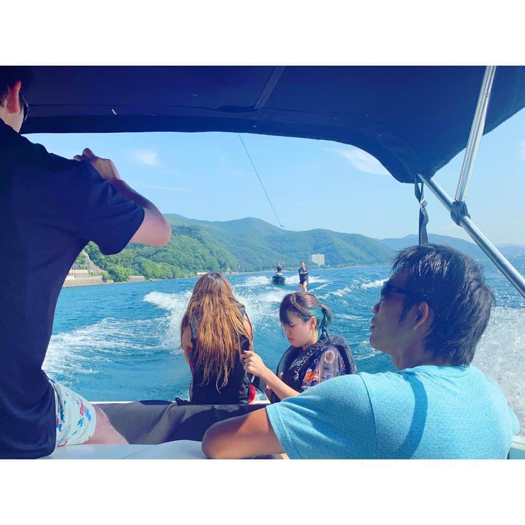 長谷川朋加さんのインスタグラム写真 - (長谷川朋加Instagram)「＊ 【 ウェイクボードデビュー🏄‍♀️ 】 ＊ 海水浴ならぬ湖水浴！ 猪苗代湖で遊んできました😜 福島では海に遊びに行く感覚で 猪苗代湖に遊びに行くそうです😘 ＊ 念願のウェイクボード！ 初めてでしたが、 立って滑ることだけは出来ました！ 日頃のトレーニングが 少しは生きてきたのかな🤤 勿論まだまだ上手く出来ないので 練習あるのみ😙😙😙 ＊ 早く波と友達になりたい〜  ウェイクの後も水遊び！ ジェットスキーやチューブで 猪苗代湖を存分に満喫しました！ ＊ 楽しかったああああああああああ 走ることも大好きですが ラン含め外でのアクティビティが 兎に角好き💗 ＊ 冬はボード🏂もしたいな。 折角雪国に引っ越してきたので 季節ごとのアクティビティを 余すことなく楽しみます😎😎😎 ＊ 山、川、海、湖、、、、、 福島も遊ぶところがありすぎて 1日24時間じゃたりませーん😳笑 ＊ #やりたい事は全部やる #全力前向き前のめり #走るの大好き #running #instarunner #runhappy #runninggirl  #ランニング #ジョギング  #マラソン #トレーニング #筋トレ  #筋トレ女子 #ランナー #アナウンサー  #ラナウンサー #福島テレビ #福島  #ig東北ランナーズ  #猪苗代湖 #郡山  #アクティビティ #ウェイクボード #ジェットスキー #ウォータースポーツ」8月5日 22時56分 - hasegawatomoka