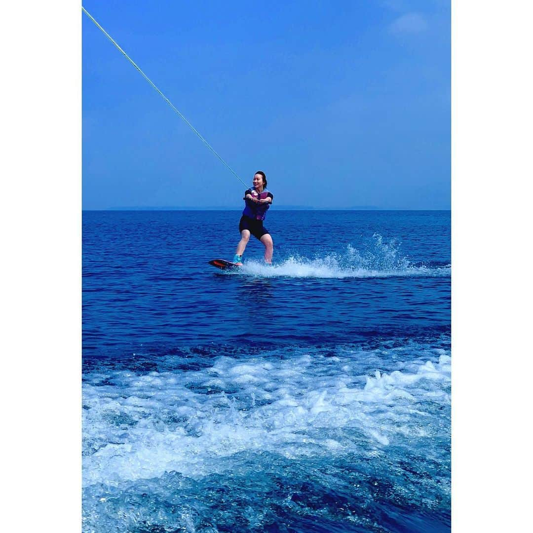 長谷川朋加さんのインスタグラム写真 - (長谷川朋加Instagram)「＊ 【 ウェイクボードデビュー🏄‍♀️ 】 ＊ 海水浴ならぬ湖水浴！ 猪苗代湖で遊んできました😜 福島では海に遊びに行く感覚で 猪苗代湖に遊びに行くそうです😘 ＊ 念願のウェイクボード！ 初めてでしたが、 立って滑ることだけは出来ました！ 日頃のトレーニングが 少しは生きてきたのかな🤤 勿論まだまだ上手く出来ないので 練習あるのみ😙😙😙 ＊ 早く波と友達になりたい〜  ウェイクの後も水遊び！ ジェットスキーやチューブで 猪苗代湖を存分に満喫しました！ ＊ 楽しかったああああああああああ 走ることも大好きですが ラン含め外でのアクティビティが 兎に角好き💗 ＊ 冬はボード🏂もしたいな。 折角雪国に引っ越してきたので 季節ごとのアクティビティを 余すことなく楽しみます😎😎😎 ＊ 山、川、海、湖、、、、、 福島も遊ぶところがありすぎて 1日24時間じゃたりませーん😳笑 ＊ #やりたい事は全部やる #全力前向き前のめり #走るの大好き #running #instarunner #runhappy #runninggirl  #ランニング #ジョギング  #マラソン #トレーニング #筋トレ  #筋トレ女子 #ランナー #アナウンサー  #ラナウンサー #福島テレビ #福島  #ig東北ランナーズ  #猪苗代湖 #郡山  #アクティビティ #ウェイクボード #ジェットスキー #ウォータースポーツ」8月5日 22時56分 - hasegawatomoka