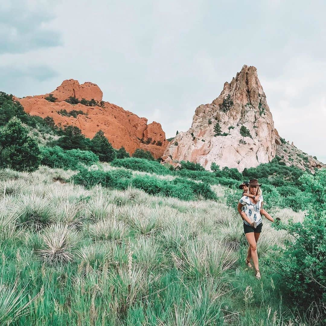 デルタ航空さんのインスタグラム写真 - (デルタ航空Instagram)「Exploring comes in many forms. Piggy back is one of them.  Fly into #COS or #DEN and visit the Garden of the Gods to discover 1,300 acres of sandstone rock formations.  Photo: @theallensvstheworld」8月5日 23時00分 - delta