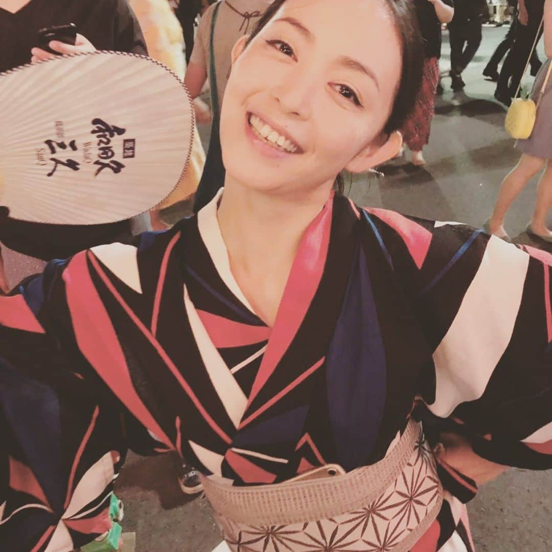 岩佐真悠子のインスタグラム：「こないだ築地盆踊り行った時🏮 酔っ払いですねw 久しぶりに盆踊ってみたら汗だくに😂」