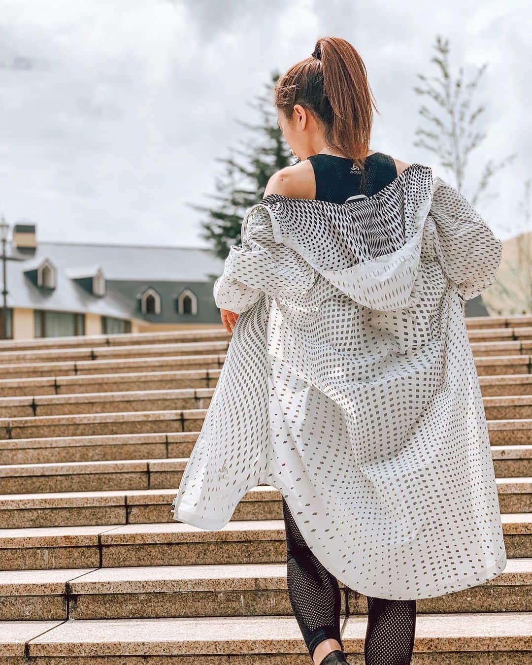 のインスタグラム：「旅行先にトレーニングウエアを持っていくのが習慣になりましたね🏃‍♀️🤸‍♀️🏋️‍♀️﻿ odlo×zahahadidのウエアはデザインが最高にかっこよくて着心地もいいから、結局ずっとこれ着てたよ😆💓💓﻿ ﻿ ﻿ ﻿ ﻿ ﻿ ﻿ ﻿ ﻿ ﻿ ﻿ ﻿ ﻿ ﻿ ﻿ ﻿ ﻿ ﻿ #odlo #zahahadid #workout #fitness #wellness #fitnesswear #maripo_fitness #オドロ #トレーニング #スポーツウエア #筋トレ女子 #ボディメイク #フィットネス #フィットネス女子」