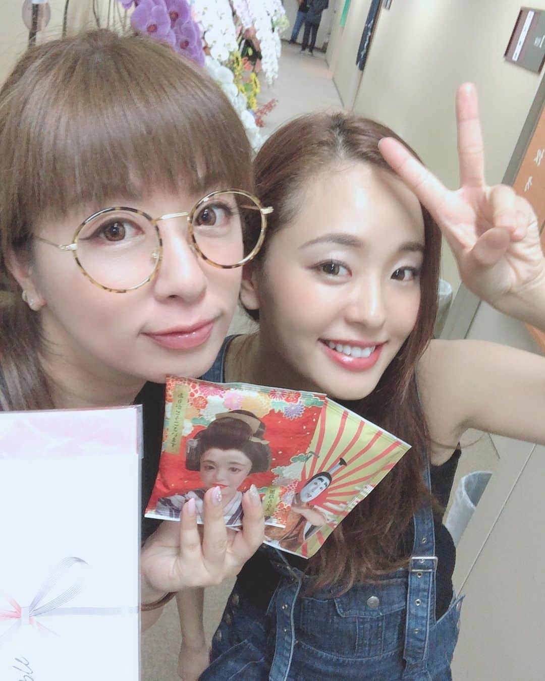野崎鮎のインスタグラム：「‪可愛い妹ちゃんのちかえに会いに行ってきた♥️#志村魂 #明治座 ‬ ‪ちかえらしさが出てて、‬ ‪とーっても可愛いかった😘‬ ‪熱中症、怪我に気をつけて‬ ‪沢山のお客さんを楽しませてね♥️‬ 妹ちゃんの活躍を楽しみにしています♥️ ‪終始笑い泣き🤣🤣🤣‬ ‪#加島ちかえ #iloveyou #愛しい人 #妹 ちゃん◡̈⃝‬」