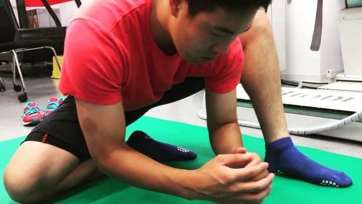 のインスタグラム：「連続シッティングフロー。 股関節、お腹、背骨の連動した操作を習得するためのトレーニングです。 プロ野球のピッチャーたちが気に入って積極的に行ってくれています。  #西野勇士 #ナイスピッチング #千葉ロッテマリーンズ #JARTA #身体操作 #中野崇 #JARTAトレーニング」