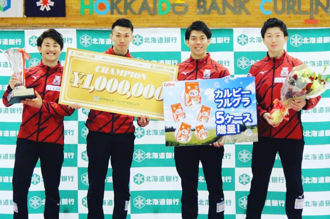 のインスタグラム：「🥌 どうぎんカーリングクラシック2019優勝🏆✨ . 準決勝の奇跡の大逆転から決勝では7-2の圧勝🔥 2019/2020シーズン最高の幕開けとなりました🥌✨ . 詳しいスコアなどはコンサドーレ公式HP等でご確認ください🙌 . 勝利の余韻に浸る間も無く、 8/9(金)からは常呂カーリングホールにて開催される、 『2019アドヴィックスカップ』に出場します！ また忙しいシーズンが始まります😎‼️ . #consadole#コンサドーレ #curling#カーリング」