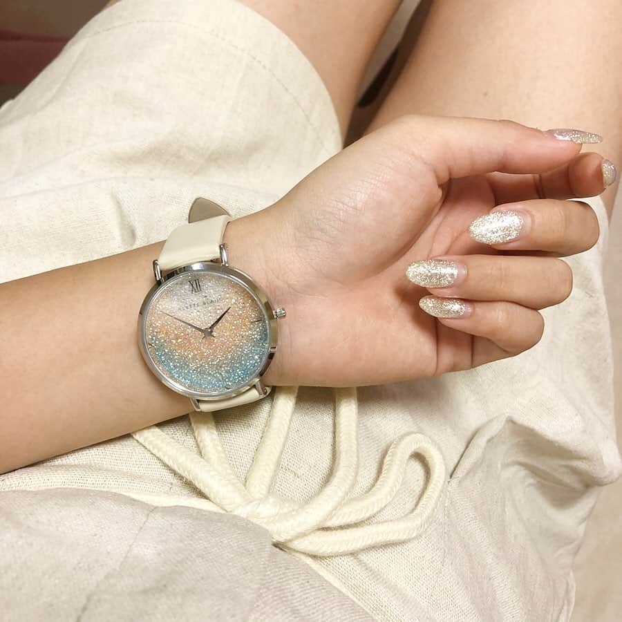 中嶋桃花さんのインスタグラム写真 - (中嶋桃花Instagram)「@aletteblanc_jp の時計❤︎ 文字盤がスワロフスキーでキラキラのグラデーションになってるの🦋  限定ボックスも時計と同じデザインでグラデーションがかわいい☺︎ #アレットブラン #aletteblanc #腕時計 #時計」8月5日 23時18分 - momoka_nakajima