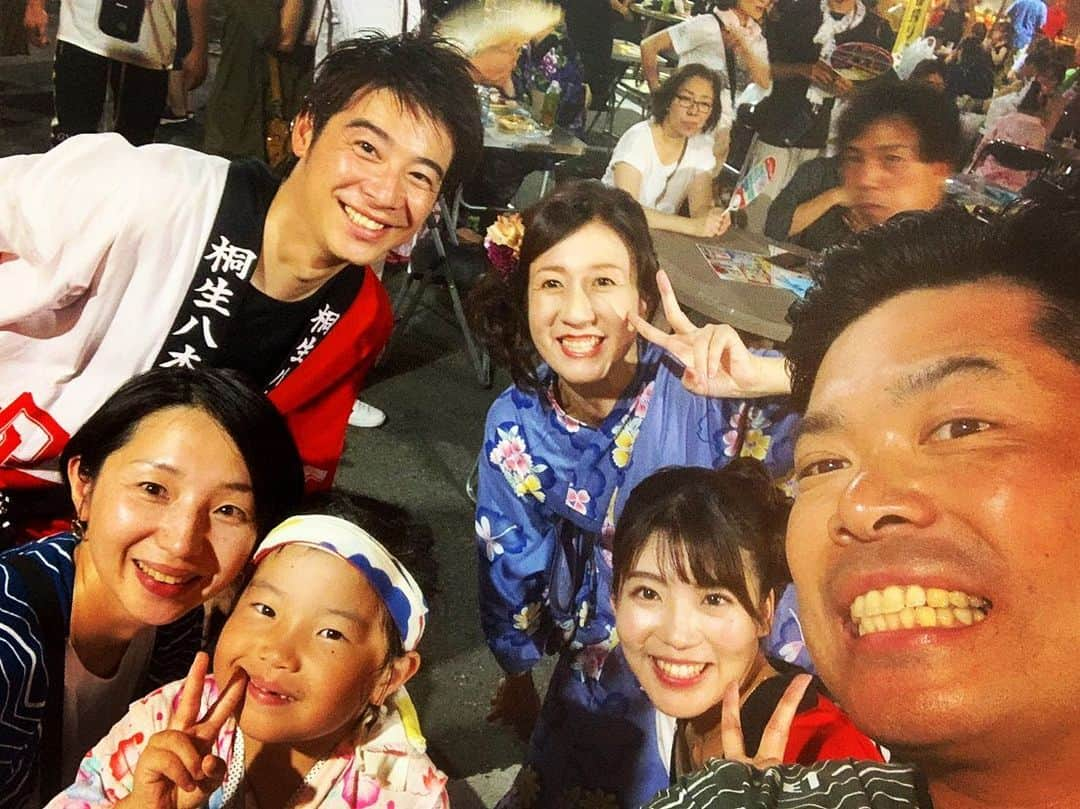 小松正英さんのインスタグラム写真 - (小松正英Instagram)「. もう皆さん、三隅アナ、飯野アナの投稿見ましたよね？笑  桐生八木節まつり🏮  今年は2年ぶりの復帰祭になりました❗️ 1年のブランクがありましたが、相変わらずの熱気にまたもや汗だくに💦笑  浴衣から法被になって、少しは涼しくなったと思ったのに、、、笑  これまでとはスタイルを大幅に変えた中継に、戸惑いや不安も大きかった中、集まったスタッフの力を結集し、2時間突っ走りました💨  八木節の盛り上がりと、長い歴史を持つ祇園祭。  この両面を持つ桐生の素晴らしさを、少しでも中継から感じてもらえたなら幸いです。  先輩・三隅アナの安心感、そして後輩・飯野アナの頑張り、本社から三上アナの落ち着いたナレーション✊🏿 周りの奮闘に触発され、私もこれまでの知識を集約してお伝えしました！！ ご覧になって頂いた方々、ありがとうございました🙌🏿 . #桐生八木節まつり #桐生祭り #群テレ #生中継 #法被 #お祭り男 #汗かきアナウンサー #滝汗 #三隅アナ #飯野アナ  写真はJOYnt!のディレクターでお馴染みだった森D一家と中継後に📸背後にブレた同期。笑 +3ショット +かき氷🍧 最後の写真は私目を瞑っております。笑」8月5日 23時26分 - masa_fb.ank