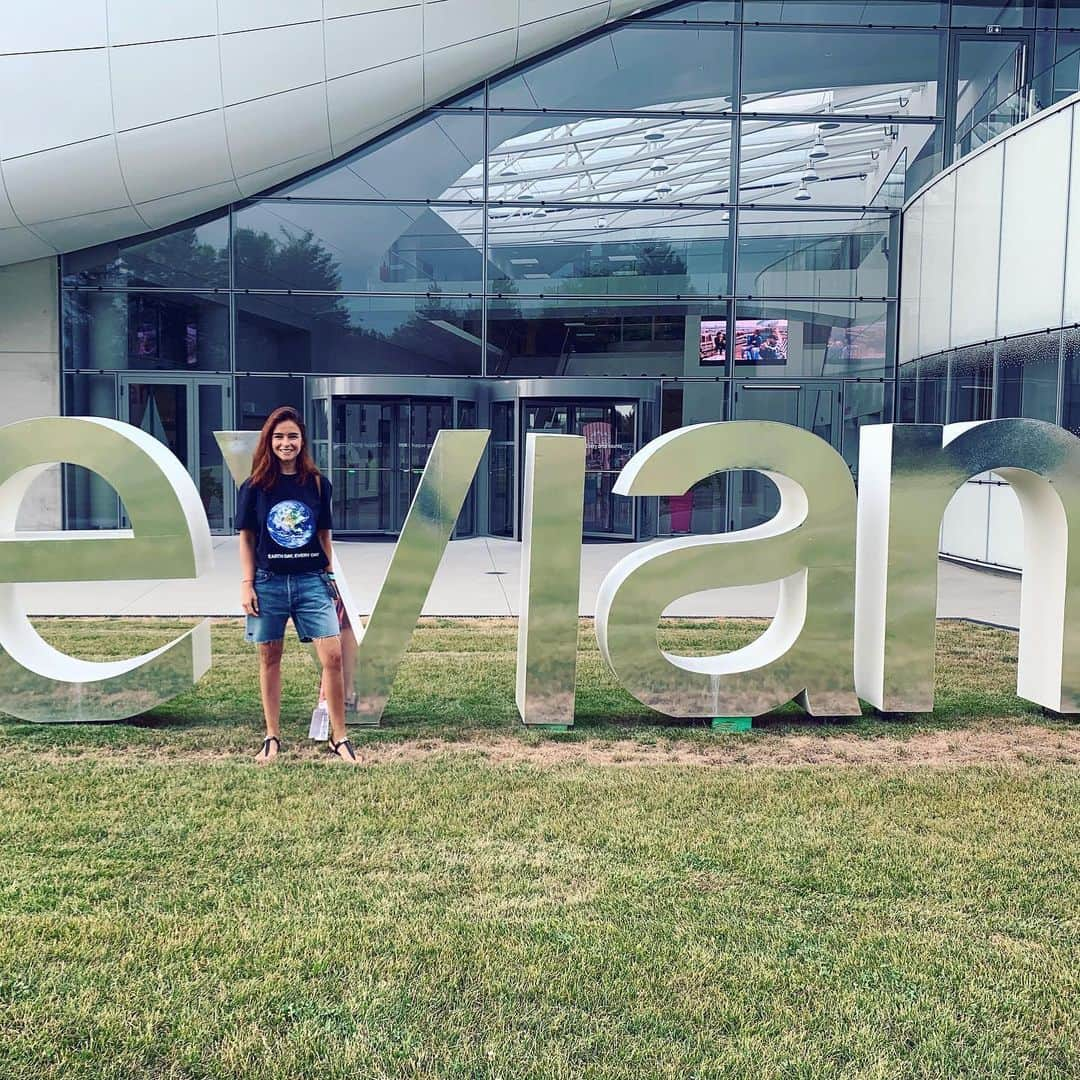 ミロスラヴァ・デュマさんのインスタグラム写真 - (ミロスラヴァ・デュマInstagram)「The largest EVIAN facility in the world, the equivalent of 13 football fields ⚽️, is one the most technologically advanced production facilities in Europe that achieved carbon neutral status and is 100% powered by renewable energy ☀️ By combining cutting edge technologies and sustainable solutions the world leader in natural mineral water 💧 @evianwater focuses on 3 main pillars - Water Ecosystem, Carbon Neutrality, Circularity & Packaging, aiming to preserve natural resources and create a more sustainable future 🏔 Every year through Terragr’eau methanizer 40,000 tons of organic waste are converted into enough biogas and digestat ( natural fertilizer ) to power 1,200 local inhabitants. By 2025 this production facility will produce only 100% recycled plastic.  Thank you for having me, Team Evian ❤️ impressed by all the will, efforts and work that you do 🌎🌏🌍 @futuretechlab」8月5日 23時28分 - miraduma