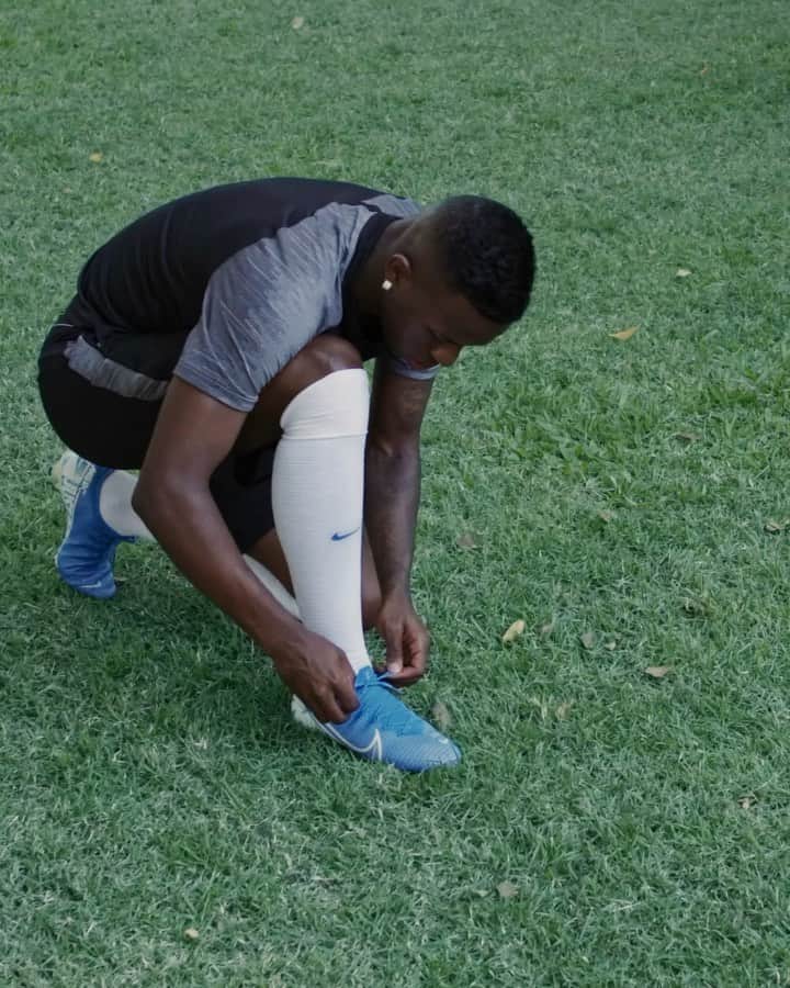 ヴィニシウス・ジュニオールのインスタグラム：「Quem disse que é impossível jogar Futmesa sozinho? Tá aí a prova, ainda bem que gravaram quando eu tava em casa!  Aí @rodrygogoes @lucaspaqueta tá lançado o desafio, se vocês são rápidos mesmo, quero ver fazer igual 😜」