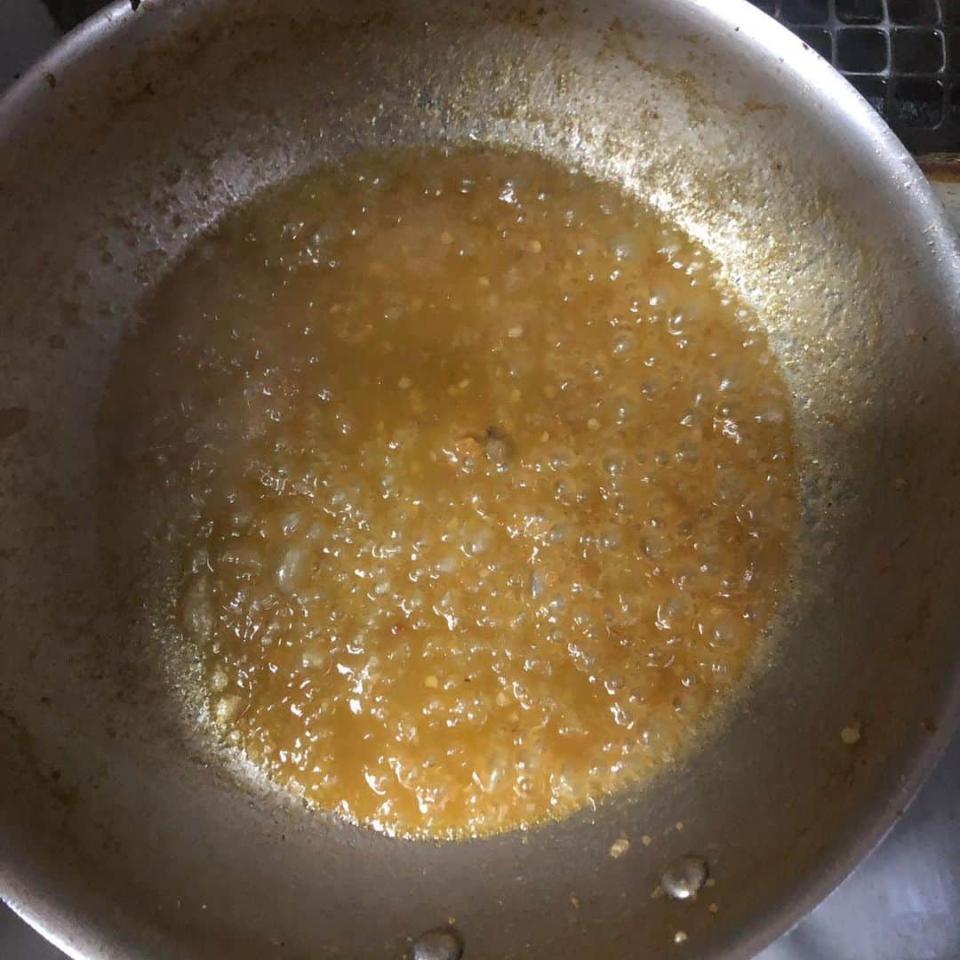 直樹 加藤さんのインスタグラム写真 - (直樹 加藤Instagram)「.. 本日のお昼です。 . しっかり噛んで、満腹感を演出する、いつもの炒め物です。 . しっかり噛むと、薄めの塩気でも充分満足出来ますし、色々都合がよろしいのです。 . シャキッとした歯ごたえを、皿の中にある、全ての材料で実現するためには、時間差調理が必須です。(慣れれば、なんて事ない^_^) . お肉は、野菜に脂のニュアンスをつける、調味料的な立ち位置になりますね。 . 合わせたワインは、イタリアのロッカディモリの2アイテムです。 . 予想通り、抜いて一定の時間が過ぎた方が断然緻密な味わいになってます。 . 煮詰めたようなリキュール感がすごいです。 . 明日は、バタバタしそうです。お昼、まともなの食べれるかな？ .. #西七条お家ごはん #西七条ワイン好き #西七料理好き #ワイン #デイリーワイン #ワインと共に #ワインと合う#料理 #男の料理 #お家ごはん  #ワイン好き #ワイン好きな人と繋がりたい #pin #ダイエット料理 #太らない食事 #七条御前 #西七条 #七条御前 #西七条 #梅小路 #七条七本松 #御前 #デイリーワイン #安うまワイン #試飲販売 #試飲 #試飲できます  #クッキングラム #インスタダイエット #アラフィフダイエット #食べても太らない」8月5日 23時26分 - daimonjiyakatonaoki