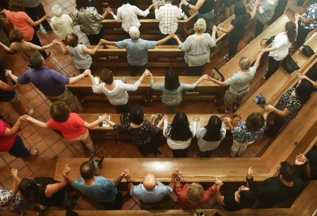 CNNさんのインスタグラム写真 - (CNNInstagram)「People join hands in St. Pius X Church during a vigil for the victims of the mass shooting in El Paso, Texas. On Saturday, 20 people were killed and more than two dozen were injured in a mass shooting at a shopping center, Texas officials said. Police said they found an anti-immigrant document espousing white nationalist and racist views, which they believe was written by the suspect. He may face hate crime charges in addition to capital murder charges, according to officials. (📸: Mario Tama/Getty Images)」8月5日 23時31分 - cnn