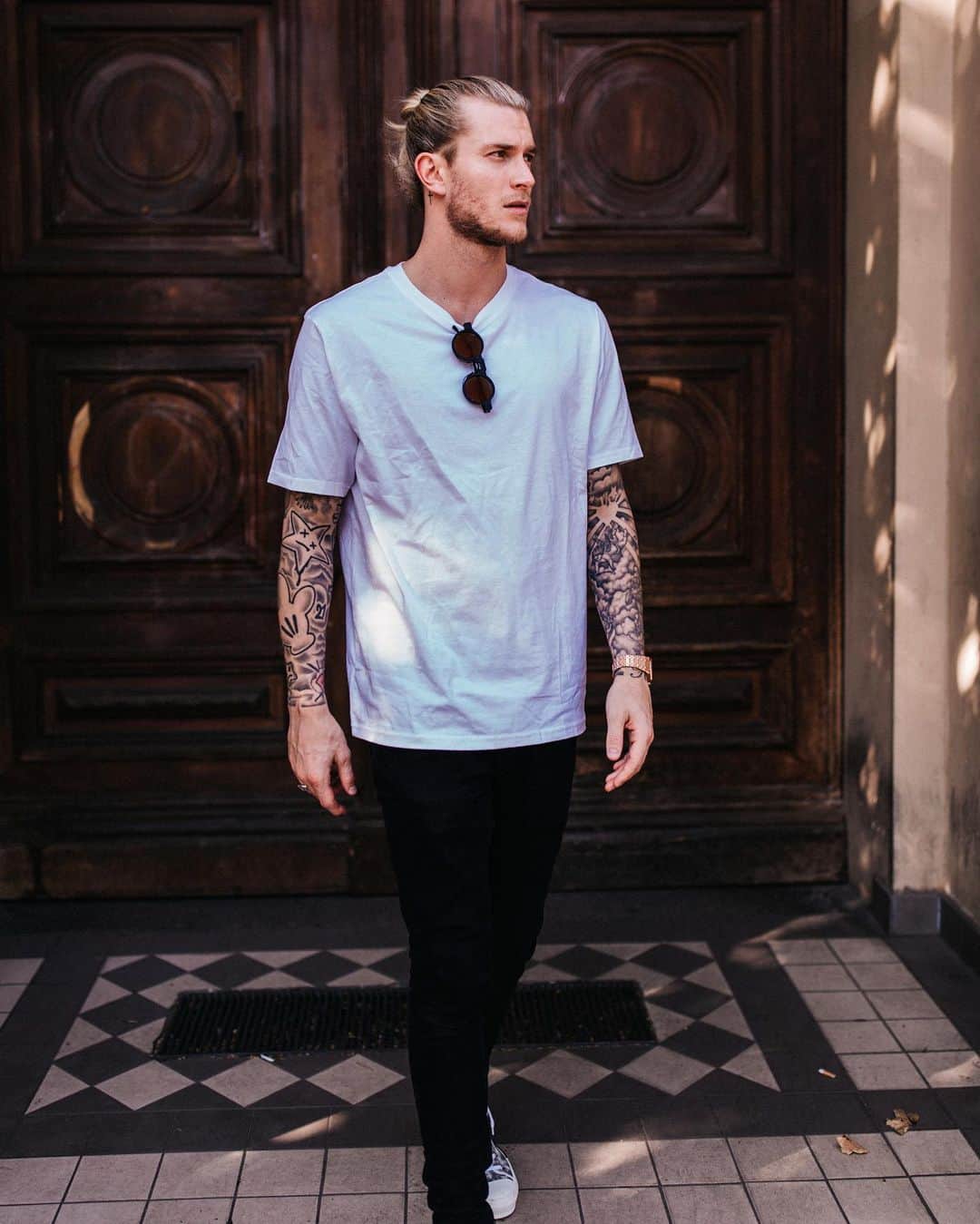 のインスタグラム：「Walking into the new week like..🚶🏼‍♂️」