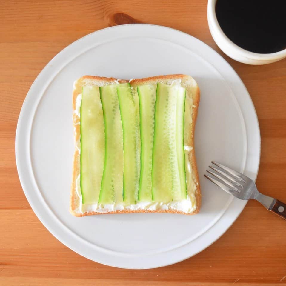 山崎佳のインスタグラム：「Today’s breakfast. クリームチーズときゅうり。この組み合わせの時は、パンは焼かない派。」