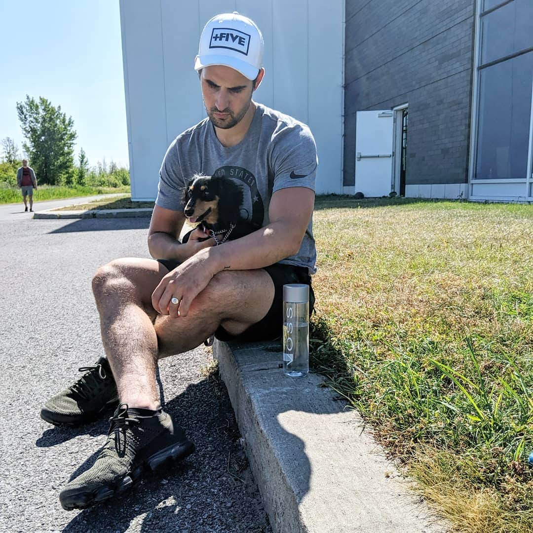 ザカリー・ダナヒューさんのインスタグラム写真 - (ザカリー・ダナヒューInstagram)「👨 + 🐶 + 🧴🌊 = 🌞😄 Especially on beautiful days like this, it's important to hydrate. My choice is ALWAYS @vossworld」8月5日 23時34分 - zachtdonohue