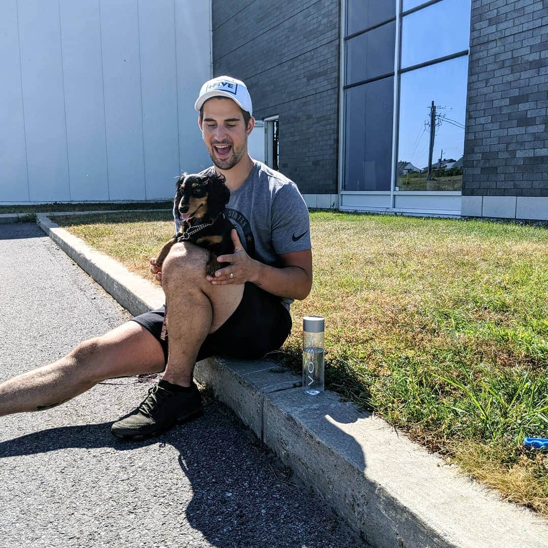 ザカリー・ダナヒューさんのインスタグラム写真 - (ザカリー・ダナヒューInstagram)「👨 + 🐶 + 🧴🌊 = 🌞😄 Especially on beautiful days like this, it's important to hydrate. My choice is ALWAYS @vossworld」8月5日 23時34分 - zachtdonohue