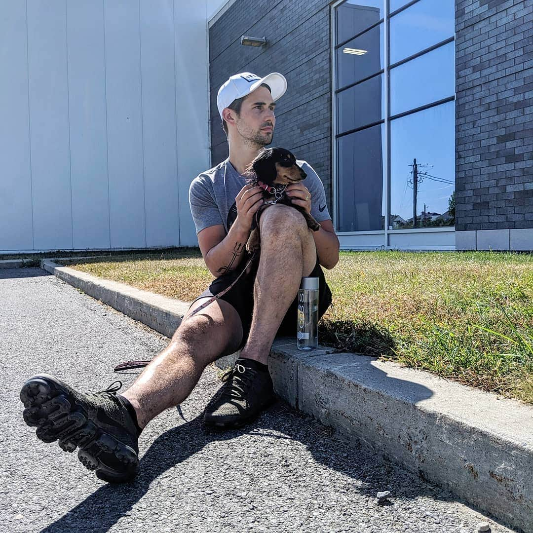 ザカリー・ダナヒューさんのインスタグラム写真 - (ザカリー・ダナヒューInstagram)「👨 + 🐶 + 🧴🌊 = 🌞😄 Especially on beautiful days like this, it's important to hydrate. My choice is ALWAYS @vossworld」8月5日 23時34分 - zachtdonohue