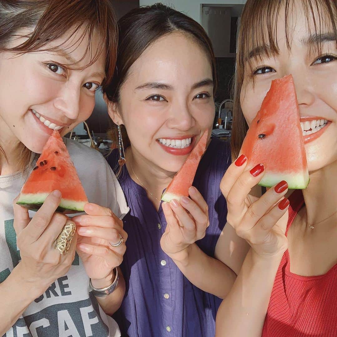 猪鼻ちひろのインスタグラム：「#🍉 タピオカ噛めない事件→タピオカ無し事件→タピオカ爆発事件🤯 ごめんだけど、ゲラゲラ笑った🥰 タピオカデビューが遅かったわたしなのですが、 タピオカに対する2人の反応が面白すぎて 本当に思い出すだけで笑えるのよ🤣 可愛くて面白いって最強。  わたしたちはタピオカを諦め、 次回から大人しくカフェラテにします！ ここに宣言。 #この３人会本当に面白い  #前回の写真はブログに載せますね♡ #お家って最高！ #お家だと何話しても良いし #子どもとも遊びやすいし #ちょっとお腹いっぱいになったらゴロンしてもいいし #人の家 #だけどね笑  #また行きます🐥🙏🏻 #普通にタピオカミルクティを飲みたい会」
