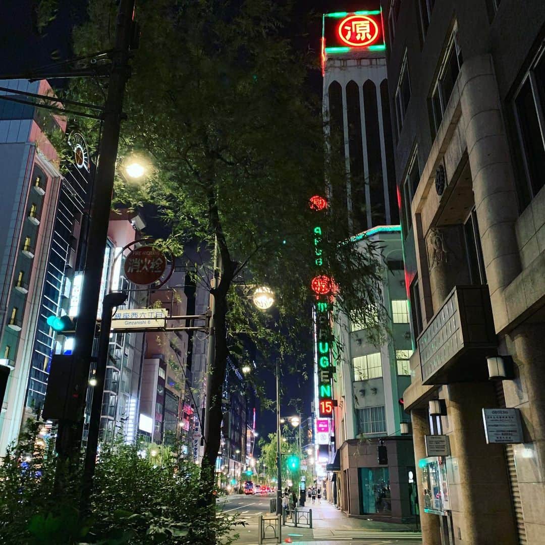 畑亜貴さんのインスタグラム写真 - (畑亜貴Instagram)「真夏の夜の銀座は暑く魚達を見るというより彼らに見られた気がする夜ですごきげんよう。 #ginza #japan #akhtravelogue」8月5日 23時37分 - akihata.jp