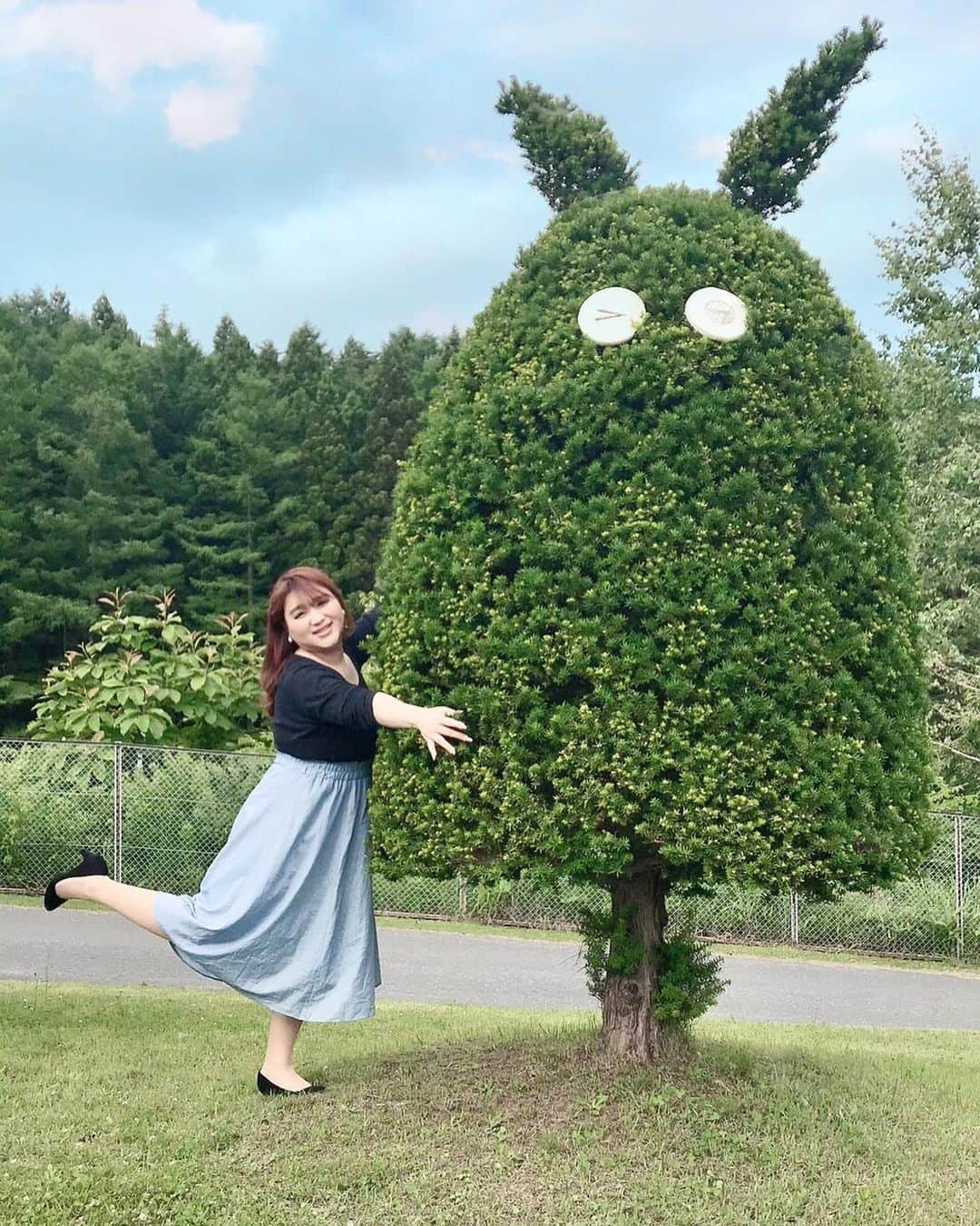 日本テレビ「ウチのガヤがすみません！」さんのインスタグラム写真 - (日本テレビ「ウチのガヤがすみません！」Instagram)「#りんごちゃん 🍎が地元#青森 #十和田 で凱旋ライブ🎶🎤👏【２枚目にりんごちゃんからメッセージ👉】 . りんごちゃんがブレイク後初めて半年ぶりに帰郷🚅💨 地元の老人ホームでライブを行った様子に密着してきました‼️ りんごちゃんの歌声を初めて聞く 入居者のおじいちゃんおばあちゃん👴🏻👵🏻の反応は⁉️ . ライブ後には、りんごちゃんが高校時代の同級生と再会☺️💕 高校時代のりんごちゃんの㊙️エピソードが次々と飛び出します🙊🌈 . 密着VTRから出題されるクイズにゲストの#なにわ男子 が解答🙌 ヒントなしのクイズに正解できるのか😳 . 放送は【8/6(火)23:59〜】ご覧ください❤️ . #ウチのガヤがすみません #ウチガヤ #ガヤ芸人オフショット #芸人 #ものまね #ジャニーズJr. #ジャニーズ」8月5日 23時39分 - uchino_gaya