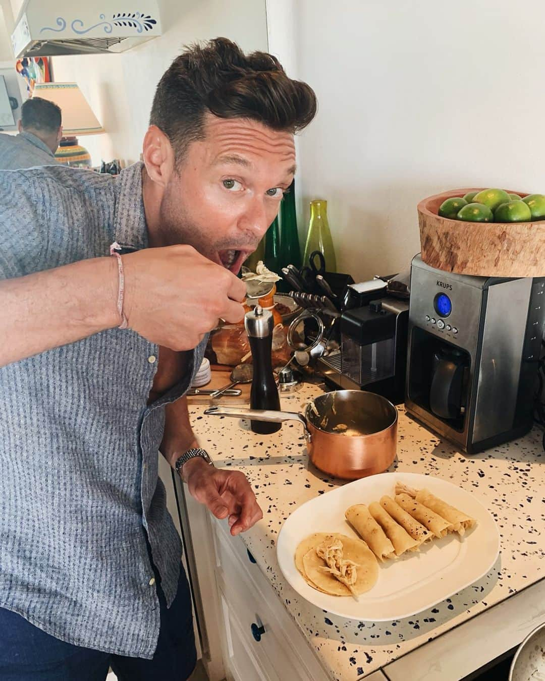 ライアン・シークレストさんのインスタグラム写真 - (ライアン・シークレストInstagram)「A taste test after every step. My kind of enchilada recipe.」8月5日 23時40分 - ryanseacrest