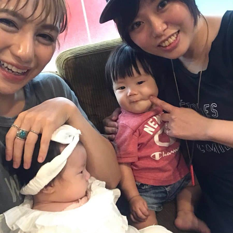 長谷川あやさんのインスタグラム写真 - (長谷川あやInstagram)「🍹🍹🍹 #nakano #cafe #baby #happy #mama #乳児 #令和ベイビー #生後2ヶ月 #0歳 #ママリ #赤ちゃんのいる生活 #新米ママ #女の子ママ #小夏のいる生活 #バージンガロ ・ ・ ・ 前回会ったのは たしか臨月のときで、、、 やーっっとママ会できた💛 ・ ママとおちび達の テンションの差📸！笑 ・ 半年違いなんだけど つかまり立ちしたり たくさんしゃべってるのとか見て 成長がさらに楽しみになった😋💭」8月5日 23時45分 - ayasuke_0516