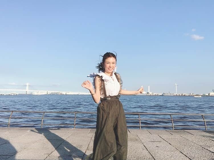 麻衣愛さんのインスタグラム写真 - (麻衣愛Instagram)「海をバックに写真を撮るからジャンプして撮ろうって思ったけど...2枚目以降の結果になりました。。。笑笑 難しいですね😹 #横浜 #みなとみらい #パシフィコ横浜 #海 #ジャンプ失敗」8月5日 23時42分 - maiaiii_0814