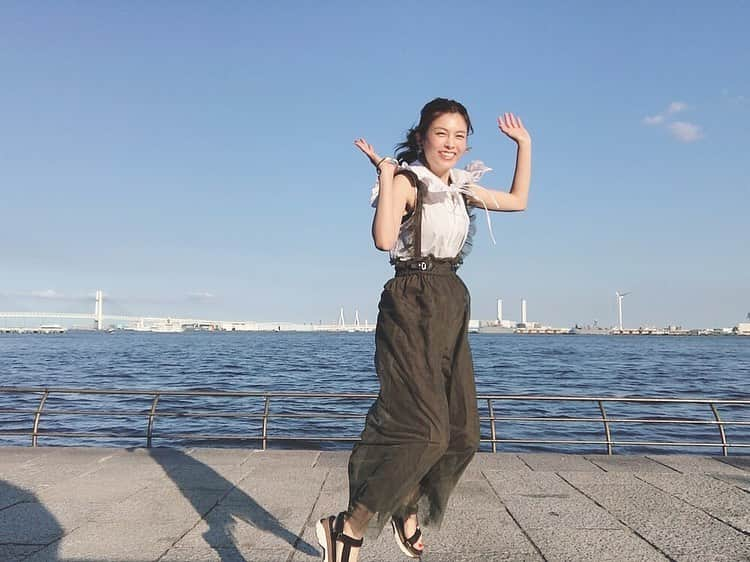 麻衣愛さんのインスタグラム写真 - (麻衣愛Instagram)「海をバックに写真を撮るからジャンプして撮ろうって思ったけど...2枚目以降の結果になりました。。。笑笑 難しいですね😹 #横浜 #みなとみらい #パシフィコ横浜 #海 #ジャンプ失敗」8月5日 23時42分 - maiaiii_0814