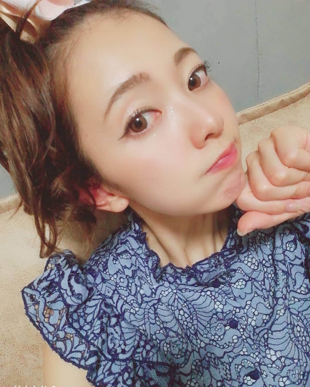 杉山由紀子のインスタグラム：「家に帰ったらすぐでこっぱち笑 * 今日は久しぶりに少し濃いメイク💄 * TPOにあわせてもっと、服も髪もメイクも変えたい✨✨ * 楽しいお酒の場でした✨ ただ飲むっていうのはもうつまらない。 * 改めて"だれと"っていうのが大事だなと、感じた✨ * * * #でこっぱち #今日は #きちんと感 #カラコン #ラヴェール #倖田來未 #これが一番しっくりくる #肌はクッションファンデで艶感 #楽しい１日でした」