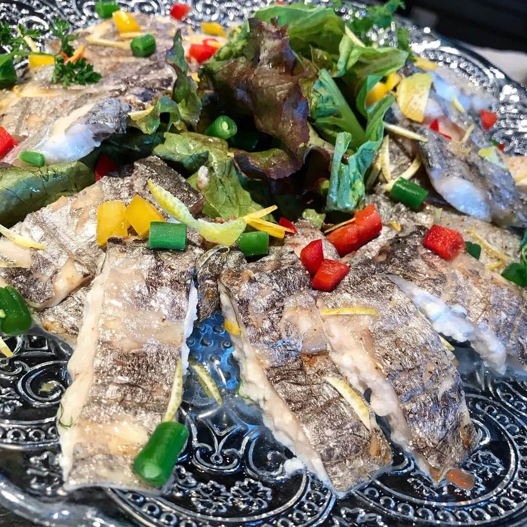のインスタグラム：「先日のパーティー利用のメイン料理でご提供した「太刀魚のソテー」です！ 私個人的に大好きなお魚であります！☺️ この輝き、ダイヤモンドみたいじゃないですか？ #大阪#梅田#阪急グランドビル#夜景#景色#シーフード#トラットリア#Sdining#洋食#海鮮#ワイン#絶景#カップル#ランチ#ディナー#パーティー#貸し切り#予約#太刀魚#ソテー#メインディッシュ#大好き#美味しい#輝き#ダイヤモンド」