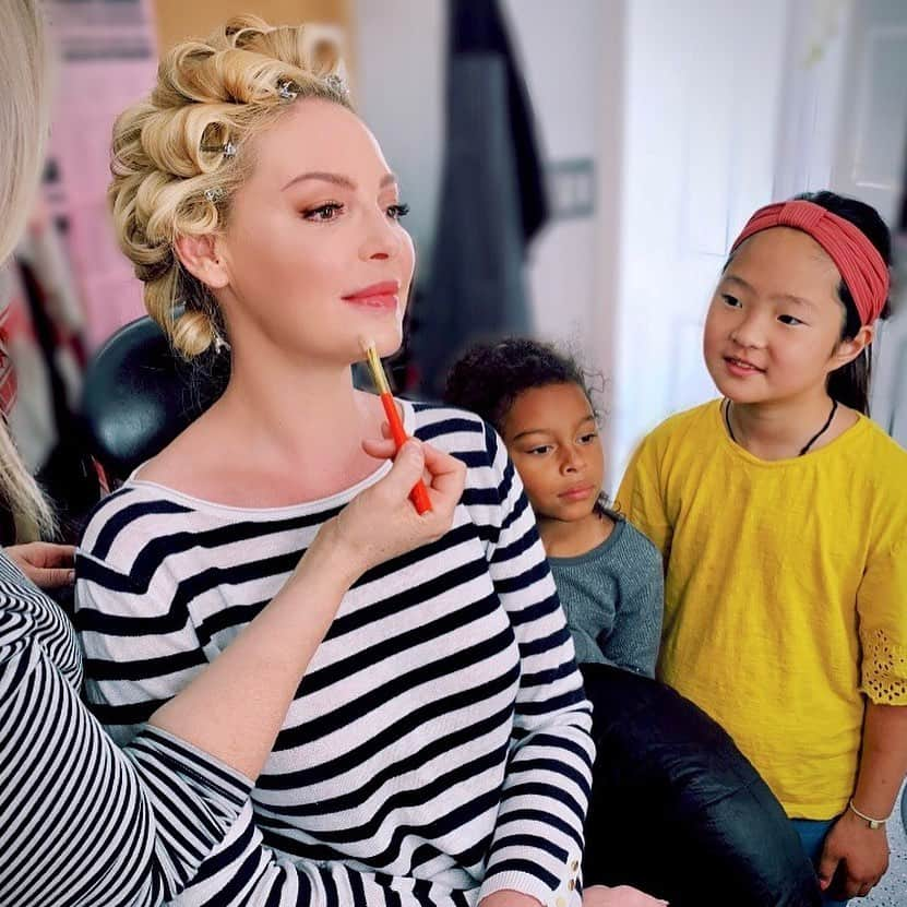 キャサリン・ハイグルさんのインスタグラム写真 - (キャサリン・ハイグルInstagram)「Brought my girls to work last week. I don’t do it often cause I assume they’ll get bored and I’ll be distracted and chaos will ensue. But they loved it. They ran around the stages laughing and giggling and hushing up right quick when “rolling!” was shouted out. They pillaged the craft service table leaving nothing but a couple of stale potato chips and a hot dog bun in their wake. They studied the days sides and learned the names of all the crew members they could. They helped with my touch ups and my lines. They played hide and seek around the trailers on the lot and I found them hiding in the loft area above the drivers seat in my trailer like little mice nesting. They brought smiles to everyone’s faces and my heart swelled with a potent pride that they are mine and I am theirs. It kinda worked out perfectly despite my hesitation and now I’m amped to bring them all the time! What a blessing that I can. ❤️ Thank you once again @photos_by_roger for the beautiful pics!」8月5日 23時49分 - katherineheigl