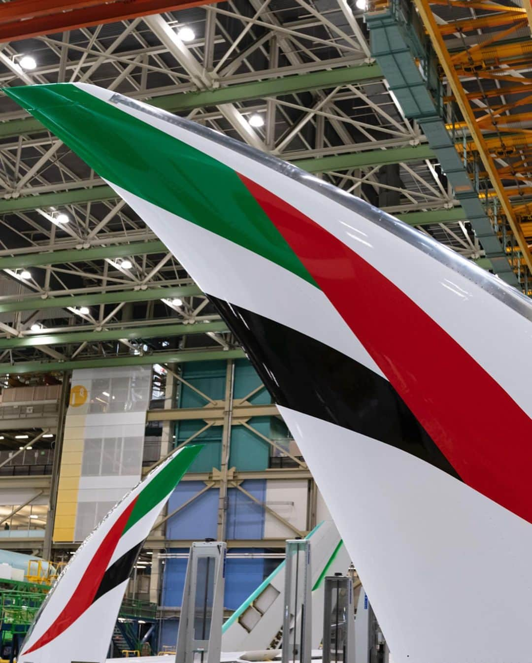 エミレーツ航空さんのインスタグラム写真 - (エミレーツ航空Instagram)「We are proud to see the UAE flag for the first time on the Emirates Boeing 777X aircraft. 🇦🇪 Currently in production, the @Boeing 777X combines the best features of today’s Boeing 777 with a longer fuselage, new engines, new composite wing design, greater cabin width and seating capacity. Emirates is the world’s largest Boeing 777 operator, flying 156 of these modern and efficient wide-bodies to six continents from our Dubai hub.  #EmiratesAirline #FlyEmiratesFlyBetter」8月6日 0時02分 - emirates