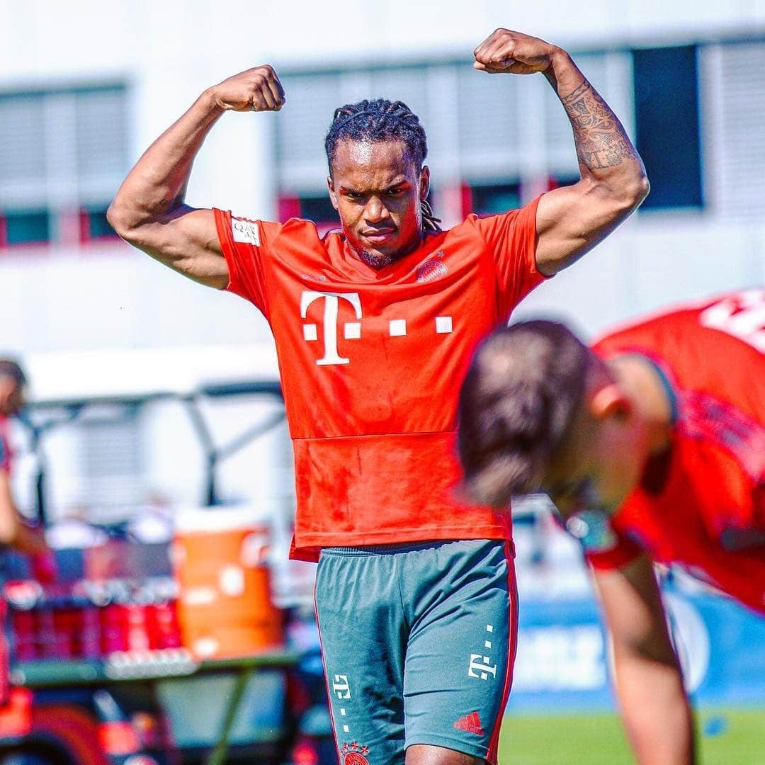 バイエルン・ミュンヘンさんのインスタグラム写真 - (バイエルン・ミュンヘンInstagram)「Gains, gains, gains! 💪🏻🔥 #MondayMotivation @renatosanches35 is ready for the upcoming training camp! #Throwback #FCBayern #MiaSanMia」8月5日 23時56分 - fcbayern