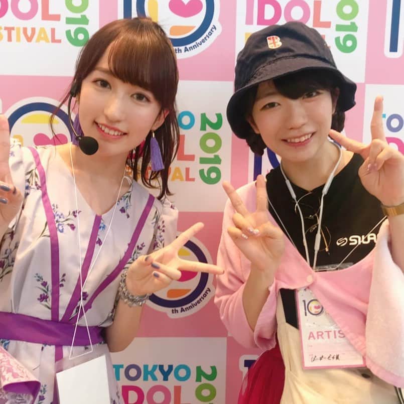 ぱいぱいでか美のインスタグラム：「TIFで山木梨沙さんとお写真撮って頂きました！ Twitterとは別写真を山木さんもインスタグラムをやってらっしゃるのでこちらにも……！ ꙳ #TIF2019 #山木梨沙 さん #カレッジコスモス #country_girls #Twitterの写真より距離近い #慈悲深い #言葉の水を濾過したい ꙳ Twitterに載せたのとは別の写真なんですけど そちら完全にチェキ会の距離感でして あとで見返したら2枚目(これ)でグッて寄ってくださってて ラーーーーーー♪♪♪♪♪になってしまいました。 なんかこの時めちゃくちゃ喋ってくださったのに 私が全然うまく話せなくて最悪で最高でした。 あっ うっ あっ 行きます(イベントに) みたいになってました。 だって握手会とかは自分が何喋るか前日から決めるし 壁に向かって口の練習もするじゃん。 突然の山木梨沙さんに突然の想定外の会話で あっ うっ になるのはある程度仕方ないことなのだと思ってもらえれば嬉しいです。 女子大生を中心に結成されたユニット、カレッジコスモス。 知的で可憐で学園のマドンナ大集合すぎて 見ているだけでポーーーっとしてくる感じがあって最高でした……。 私が同じ学部の男子だったら、そのスカートの揺らめきだけで好きになるし でも告白できる距離感にまではいけないし 毎晩泣くだろうなと思いました。 はぁ……カントリー・ガールズのときとはまた違った山木さんの魅力でした。 あと暑い日だったからか、高めの位置で結わえたポニーテールが非常にお似合いでした。 お写真、そして気さくにお話してくださり ありがとうございました！大好きです！ みなさん、山木梨沙さんのインスタアカウント是非ご覧ください。 めくるめく麗しさの嵐でございます。 . 8月8日はぱいぱいの日！今週だよー！ 待ってます！楽しみにしてる！私が！ ♡ 8/8木 19:00〜 西永福JAM JABBA DA FOOTBALL CLUB ぱいぱいでか美withメガエレファンツ チケットはハイライトのリンクから！」