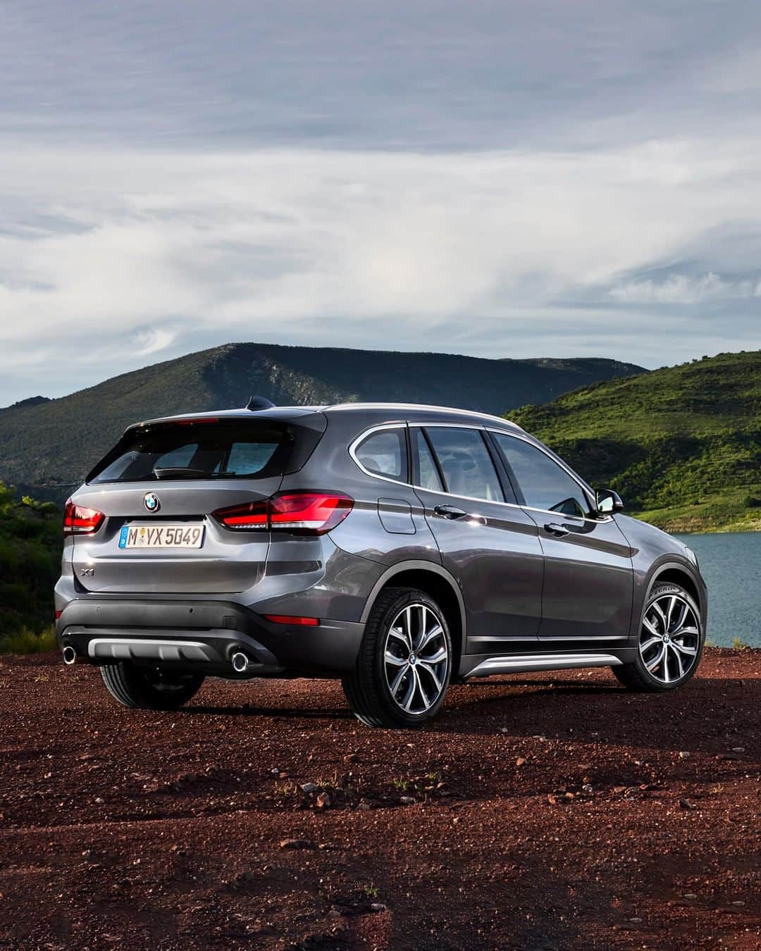 BMWのインスタグラム：「Eager for a challenge. The new BMW X1. #TheX1 #BMW #X1」