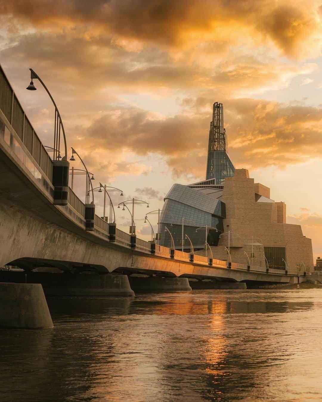 Explore Canadaさんのインスタグラム写真 - (Explore CanadaInstagram)「In the heart of Winnipeg’s downtown you’ll find the Canadian Museum for Human Rights. The museum offers guided tours and rotating exhibits that are devoted to human rights stories from across the globe. Nearby you’ll find @theforkswinnipeg, an area teeming with local attractions such as The Forks National Historic Centre and The Forks Market, a vibrant and deliciously eclectic food hall that was once horse stables and haylofts that now features the best in local offerings. #ExploreCanada⁠ ⁠ 📷: @reidov⁠ 📍: @tourismwinnipeg, @travelmanitoba⁠ #OnlyinthePeg #ExploreMB⁠ ⁠」8月6日 0時00分 - explorecanada