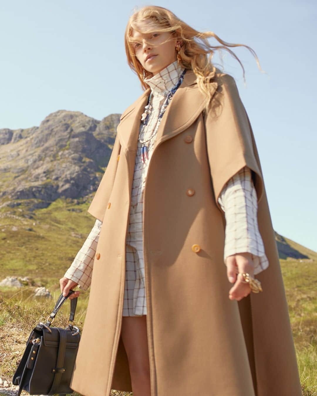 Chloéさんのインスタグラム写真 - (ChloéInstagram)「With a sweeping view of the Highlands, the new campaign features reimagined outerwear from @NRamsayLevi’s #chloeFW19 runway collection  Discover more on chloe.com  #chloeGIRLS #chloe」8月6日 0時01分 - chloe