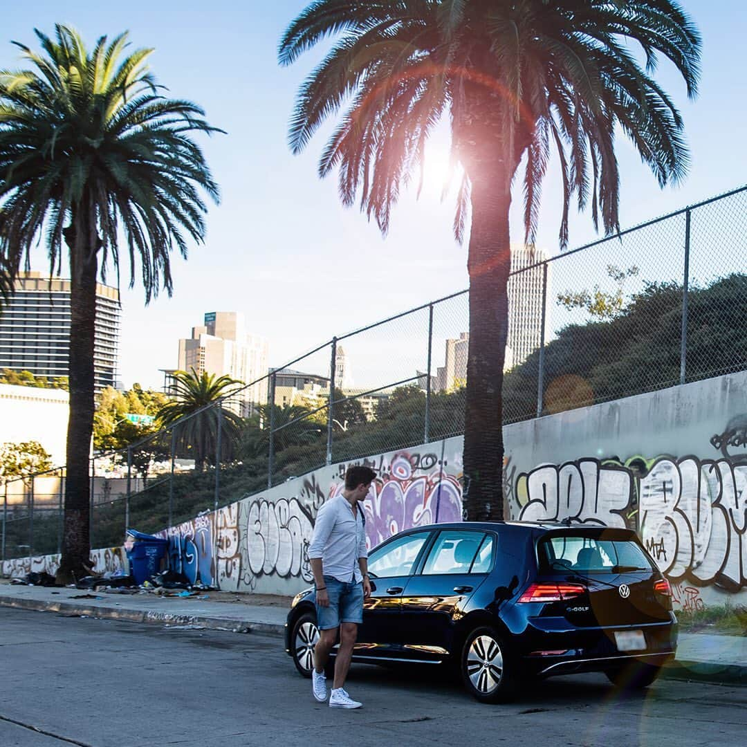 フォルクスワーゲンさんのインスタグラム写真 - (フォルクスワーゲンInstagram)「Keep it casual. #sun #palms #vwgolf #volkswagen #vw」8月6日 0時01分 - volkswagen