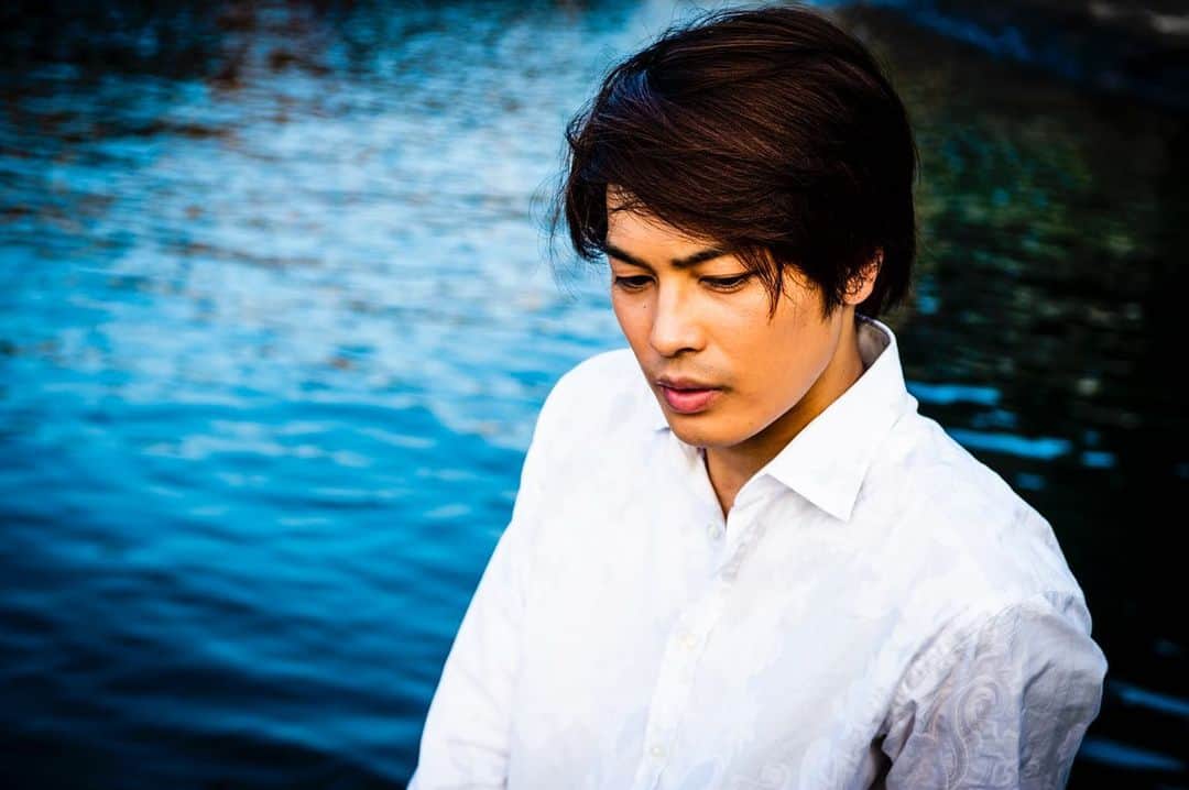 のインスタグラム：「📸🌊 photo by 西岡浩記さん #長渕剛 さんの専属カメラマンの西岡浩記さんに 撮っていただく貴重な経験をさせていただきました🙏 ✨✨ #photography  #cameraman #撮影#写真#モデル#被写体#俳優 #model#actor#一眼レフ  #作品撮り#ポートレート  #portrait#海#夏 #撮影モデル募集#撮影依頼募集中  #カメラマン#ファインダー越しの私の世界#写真好きな人と繋がりたい」