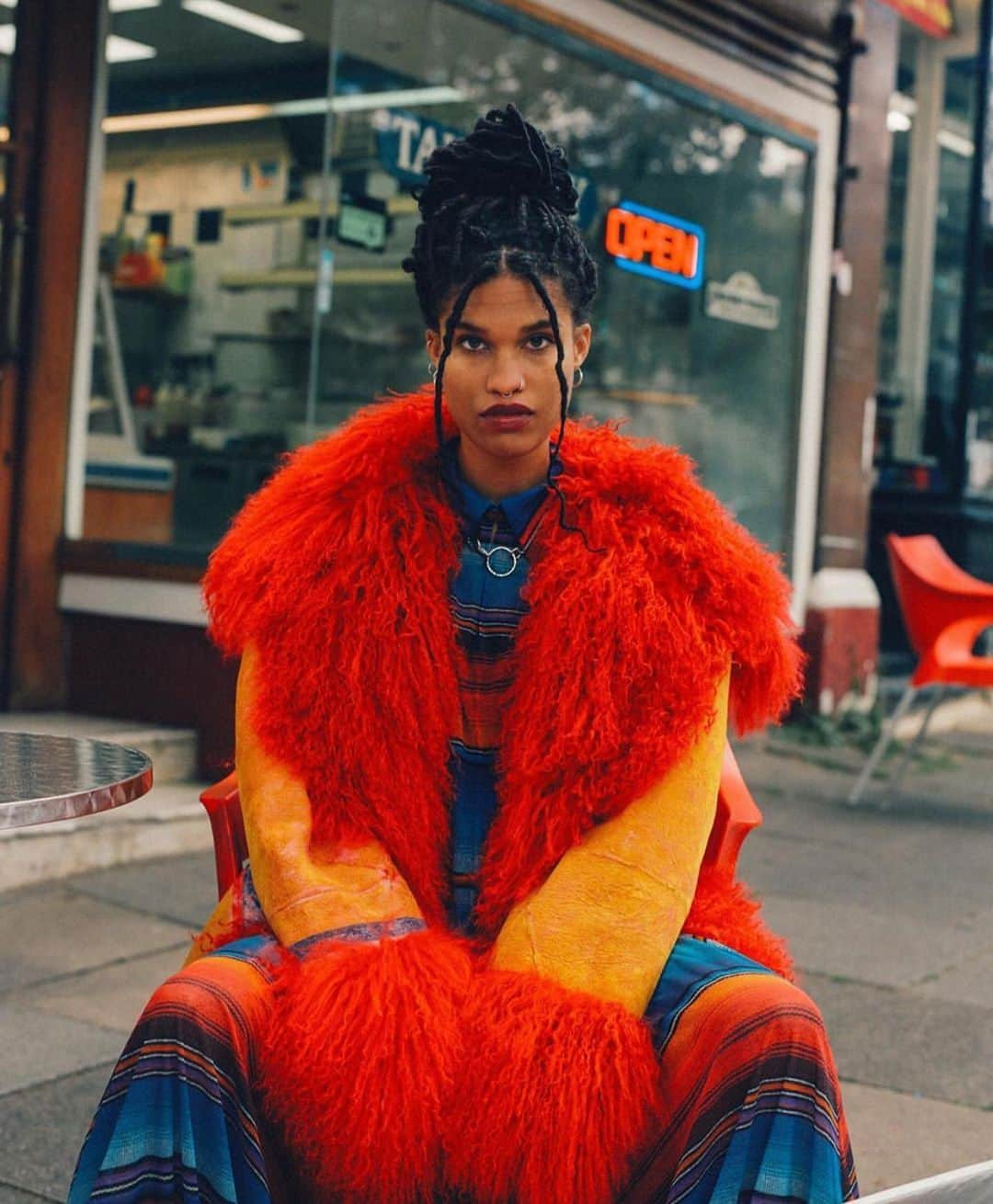 ハウスオブホランドさんのインスタグラム写真 - (ハウスオブホランドInstagram)「Sat waiting for our August holiday like... @kenzie.tth (literally) sitting pretty in our striped maxi dress for @phoenixmaguk ❤️🧡💛💚💙💜🖤」8月6日 0時10分 - houseofholland