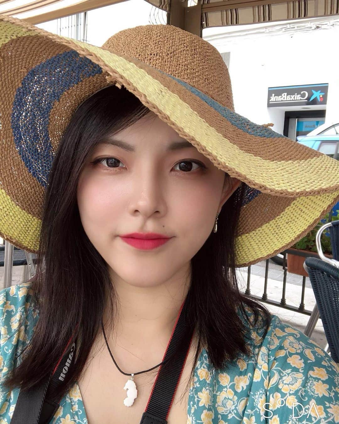 瀧田彩のインスタグラム：「ネルハで買ったお気に入りのネックレス✨﻿ ﻿ ネルハの海辺にはキラキラ光る白い石がたくさん落ちているのですが、それを２枚目の写真のおじさんが加工して販売しているアクセサリーショップがありました💍﻿ ﻿ 色んな形があったけど、私はタツノオトシゴのかたちに🐉﻿ ﻿ 無料でおじさんが名前も入れてくれました✍️✨﻿ ﻿ 一緒に行ったお友達とおそろいで、旅の記念に買っちゃいました〜😊🌈﻿ ﻿ ﻿ #nerja #ネルハ #네르하 #ヨーロッパのバルコニー #balcondeeuropa #네르하여행 #地中海 #スペイン旅行 #스페인여행」