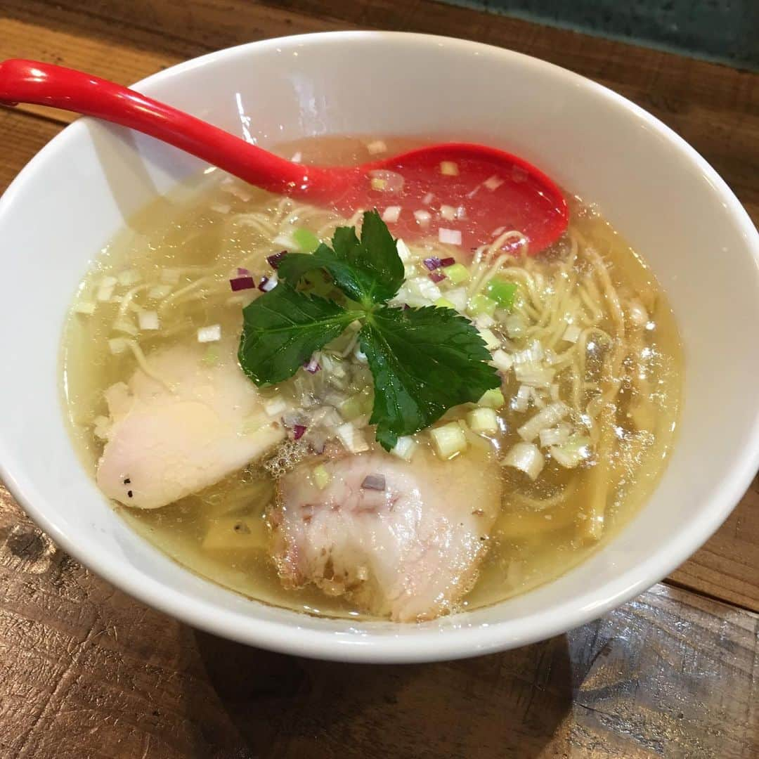 佐伯日菜子さんのインスタグラム写真 - (佐伯日菜子Instagram)「暑いけど #ラーメン 投稿は続く。 #麺スタグラム  #麺スタグラマー #細麺  外観にも内装にもこだわった音楽好きなマスターが好きなものを集めたお店。 見てよこのレンゲのかわいい色よ！6色くらいあったよ。 さて、初めてのお店だしとオーソドックスに塩。 美味しい。 シンプルに。 チャーシュー二種。 １つはパストラミ。周りのスパイスがとってもいい感じ。 穂先メンマも歯ごたえがあっていいね！ 醤油も味見。 あ！いい感じの甘み。 常連さんらしき方が期間限定の冷製をベタ褒め！ またしても「ちょっとください」という言葉をグッと飲み込む。 また近日中に行かなきゃね。  多分近くであろう友人のお父さん麺スタグラマーがオススメしてた名店も気になるところ。 #佐伯日菜子」8月6日 0時05分 - hinakosaeki