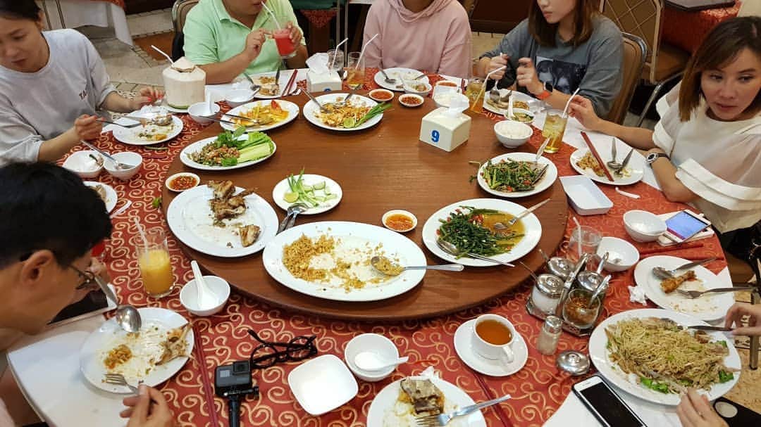 ホン・ソクチョンさんのインスタグラム写真 - (ホン・ソクチョンInstagram)「#방콕 #bkk 마지막저녁식사는 역쉬 #짠펜레스토랑 #chandrphen 72년된 태국차이니스 식당.  만찬의끝. 넘 맛있게. 배부르게. 행복하게. ㅎㅎㅎㅎ #왁스 #이기찬 #박민혁세프」8月6日 0時06分 - tonyhong1004